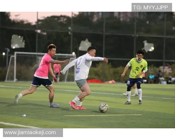 精彩踢足球图片大全展示足球运动的魅力与激情，感受每一次进球的欢愉与团队的默契